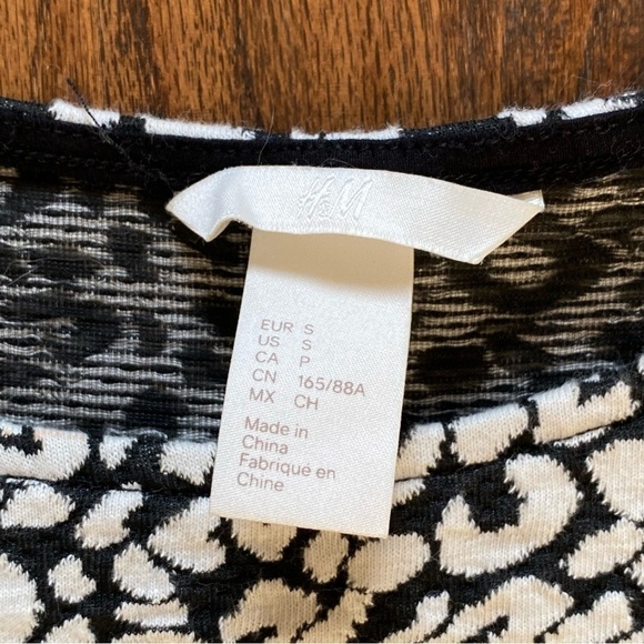 H&M Textured Long Sleeved Dress w/Pockets in Black & White Size Small (EUC) - Picture 14 of 16